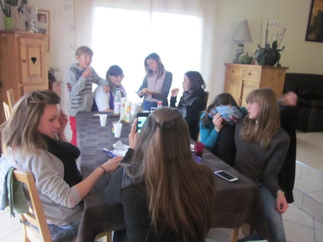 beaucoup se retrouvent en dehors des cours... beaucoup se retrouvent en dehors des cours...